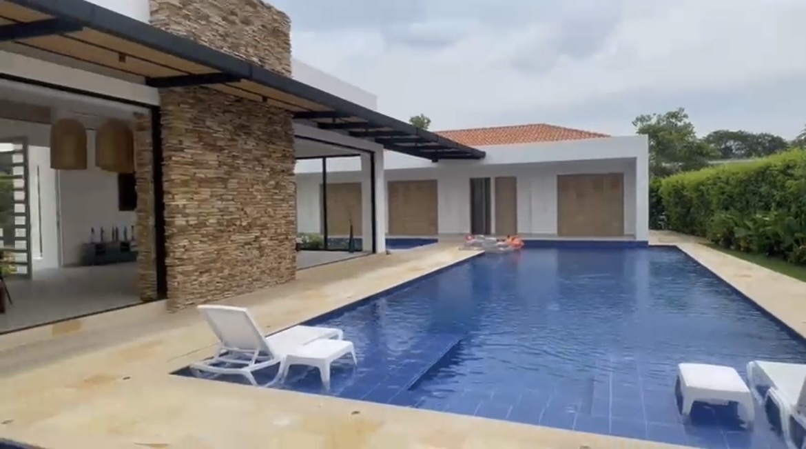 Fabricación y venta de piscinas de gama alta